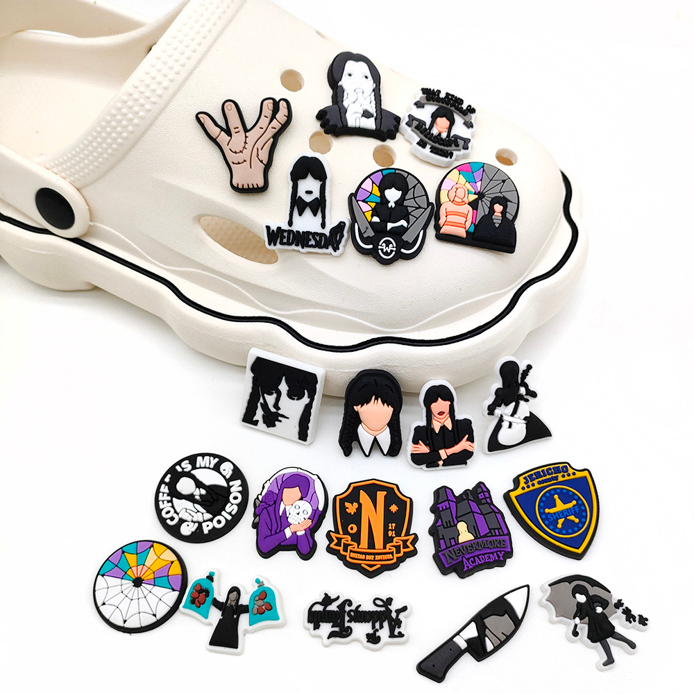 ขายดี jibbitz crocs ของแท้ หมุดติดรองเท้า crocs เครื่องประดับ ของขวัญวันพุธ ละครอเมริกัน สําหรับเด็ก