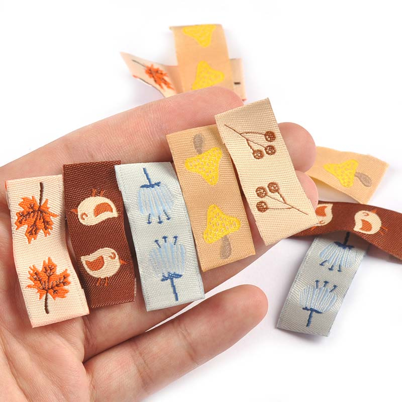 50 ชิ้น Maple/เห็ดเย็บปักถักร้อยล้างทําความสะอาดได้ป้ายอุปกรณ์เย็บผ้า Care กระเป๋าเสื้อผ้าแท็กสําหรับเสื้อผ้างานฝีมือทําด้วยมือ CP3159