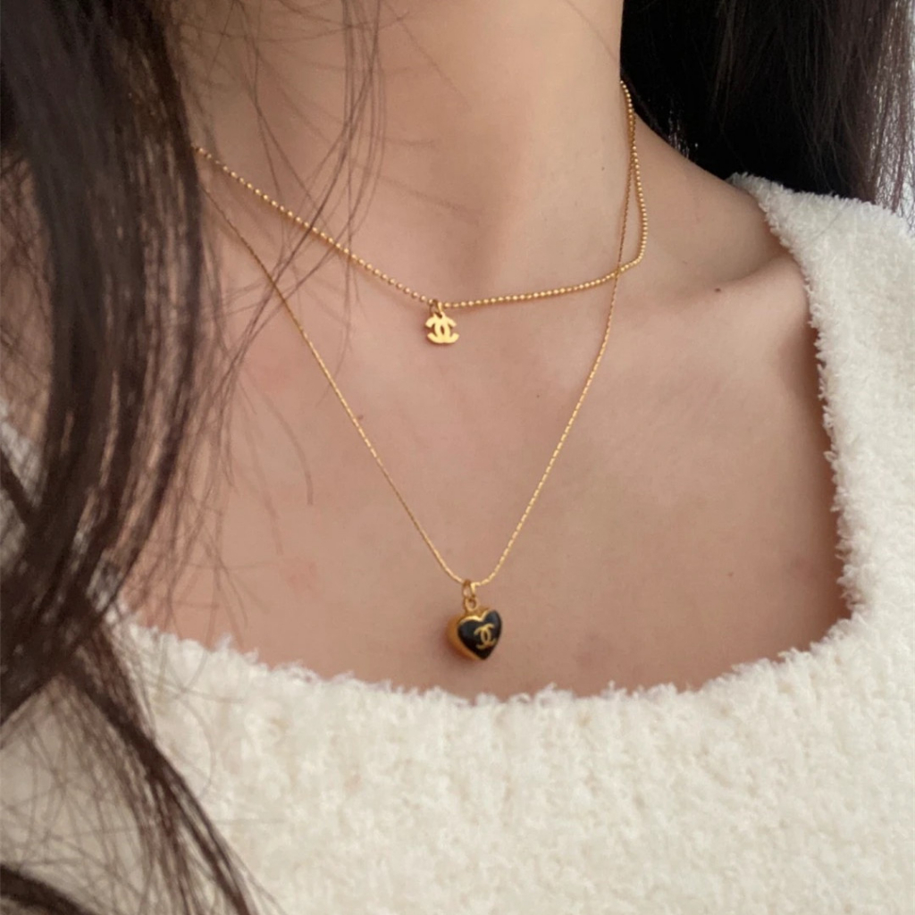 XIYA สร้อยคอไทเทเนียม จี้ตัวอักษร สีดําวาว สไตล์เรโทร – โปรปัง