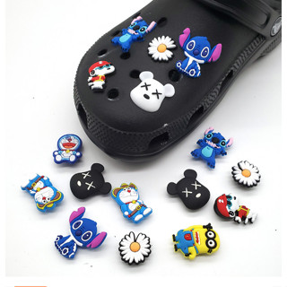 จี้การ์ตูนอนิเมะ Stitch Snoopy Doraemon สําหรับตกแต่งรองเท้า Crocs