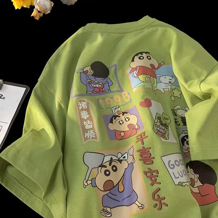 【ไซซ์ M-5XL】เสื้อยืด ทรงหลวม พิมพ์ลายตัวอักษร ดินสอสี Shinshin พิมพ์การ์ตูนอะนิเมะ สไตล์เกาหลี พลัสไซซ์ แฟชั่น สําหรับผู้ชาย