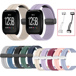 สายนาฬิกาข้อมือซิลิโคน หัวเข็มขัดแม่เหล็ก แบบนิ่ม สีแคนดี้ สําหรับ Fitbit Versa 2 Versa Lite Versa 1 SE