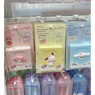 MINISO ชุดแปรงแต่งหน้า กระจกแต่งหน้า แบบพกพา ขนาดเล็ก ลายสุนัข Cinnamon Pacha น่ารัก