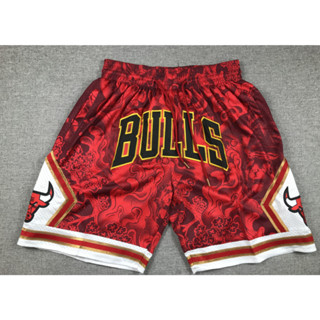 ใหม่ กางเกงขาสั้นบาสเก็ตบอล ปักลายโลโก้ NBA Chicago Bulls ปีเสือ สีแดง สําหรับผู้ชาย 2023