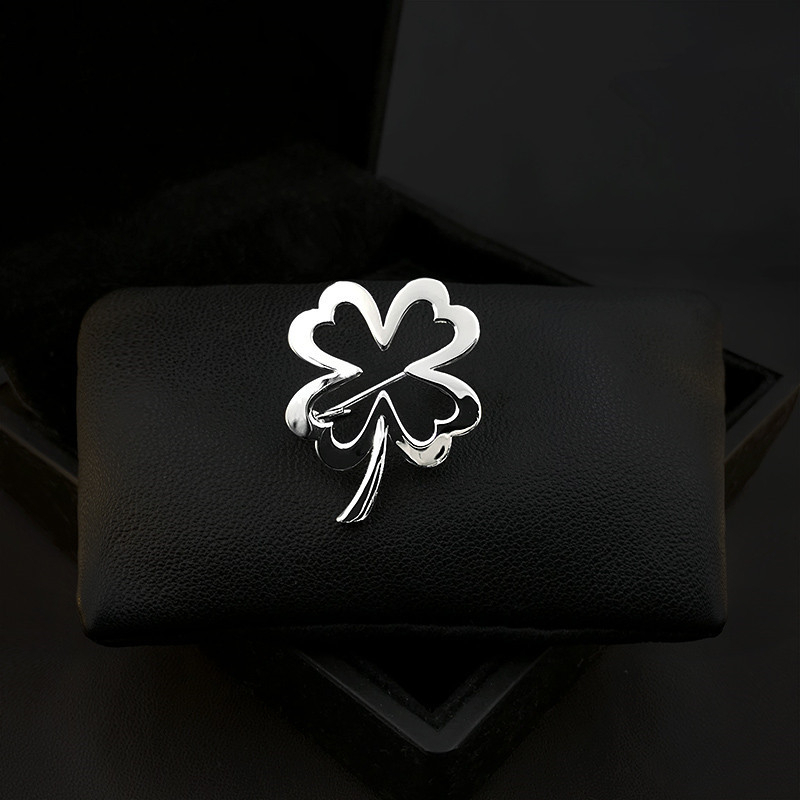 High-end Hollow Four-Clover เข็มกลัดขนาดเล็ก Elegant Gold Silver Love-heart เข็มกลัดเครื่องประดับแฟชั่น