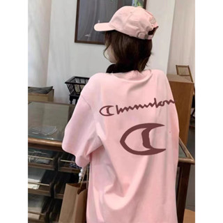 Champion แขนสั้น ผู้หญิง ใหม่ หลวม ด้านหลัง พิมพ์ลาย ผ้าฝ้ายแท้ คู่รัก เสื้อยืด แฟชั่น แบรนด์เนม