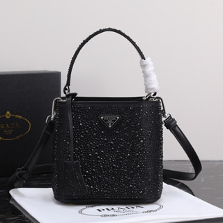 【พร้อมส่ง】Prada 1:1 กระเป๋าสะพายไหล่ กระเป๋าถือ หนังวัวแท้ ทรงคลัทช์ คุณภาพสูง แฟชั่นสําหรับสตรี V81