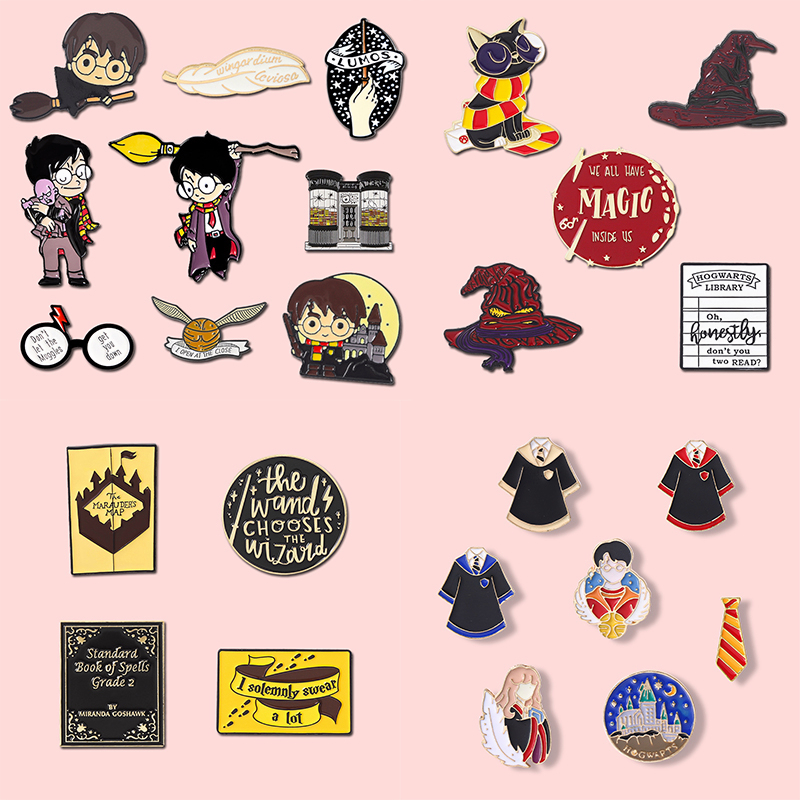 Anime Wizard Academy เคลือบ Pin Magic หมวกปราสาทเข็มกลัดป้ายกระเป๋าเป้สะพายหลังอุปกรณ์เสริมของขวัญเพื่อน