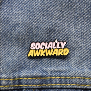 เข็มกลัด ลายตัวอักษรภาษาอังกฤษ SOCIALLY AWKWARD เข้ากับทุกการแต่งกาย แบบเรียบง่าย สองสี