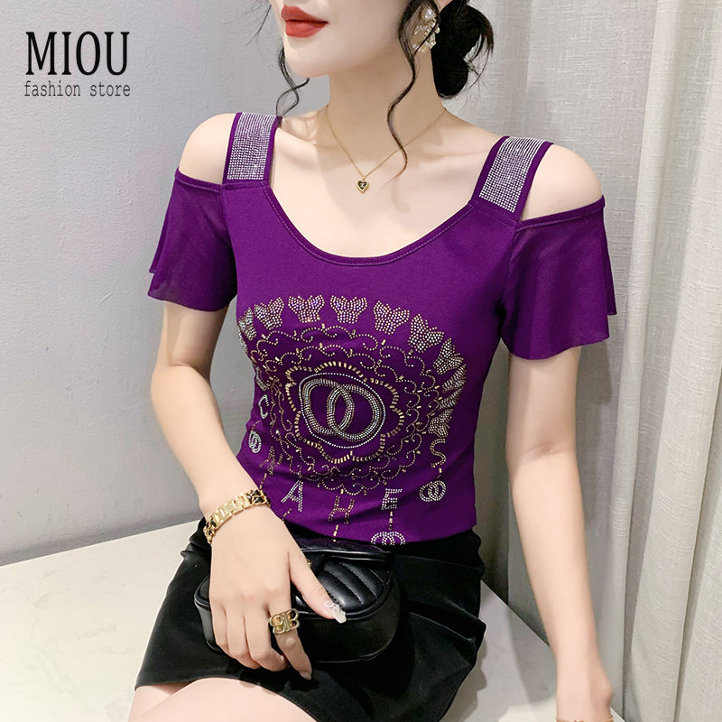 Miou ใหม่ เสื้อยืดแขนสั้น เปิดไหล่ ผ้าเรยอน สองชั้น ประดับเพชร แฟชั่นฤดูร้อน สําหรับผู้หญิง 2023 ไซซ์ M ถึง 3XL