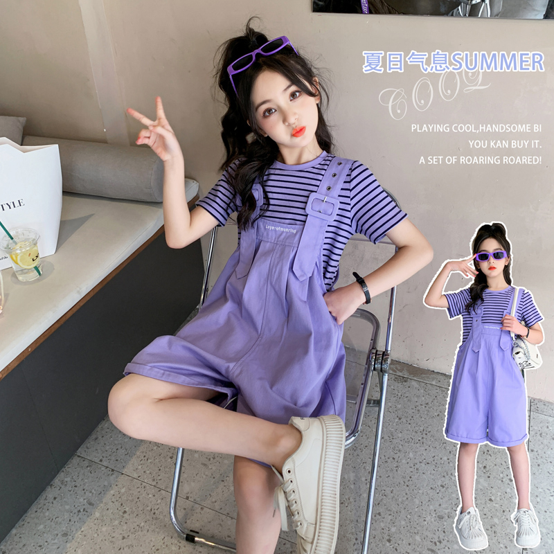 ชุดฤดูร้อนสำหรับเด็กกลางและใหญ่อายุ 3-14 ปี, ชุดเด็กผู้หญิงสไตล์วิทยาลัยแฟชั่นสไตล์ตะวันตกชุดหลวมสองชิ้น, ชุดลำลองเด็กผู้หญิงแขนสั้นลายทางหลุม + ชุดเอี๊ยมยีนส์รีดขอบ