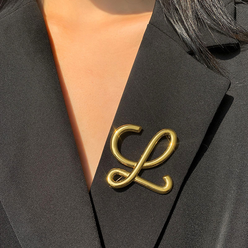 High-end Retro ตัวอักษรโลหะเข็มกลัดอารมณ์ Simple Gold Letter เข็มกลัดแฟชั่น Accessorieses