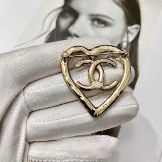 [Fashion Jewelry] เข็มกลัดทองเหลือง ฉลุลายโลโก้ตัวอักษร Love สไตล์วินเทจ 2023C&amp;C