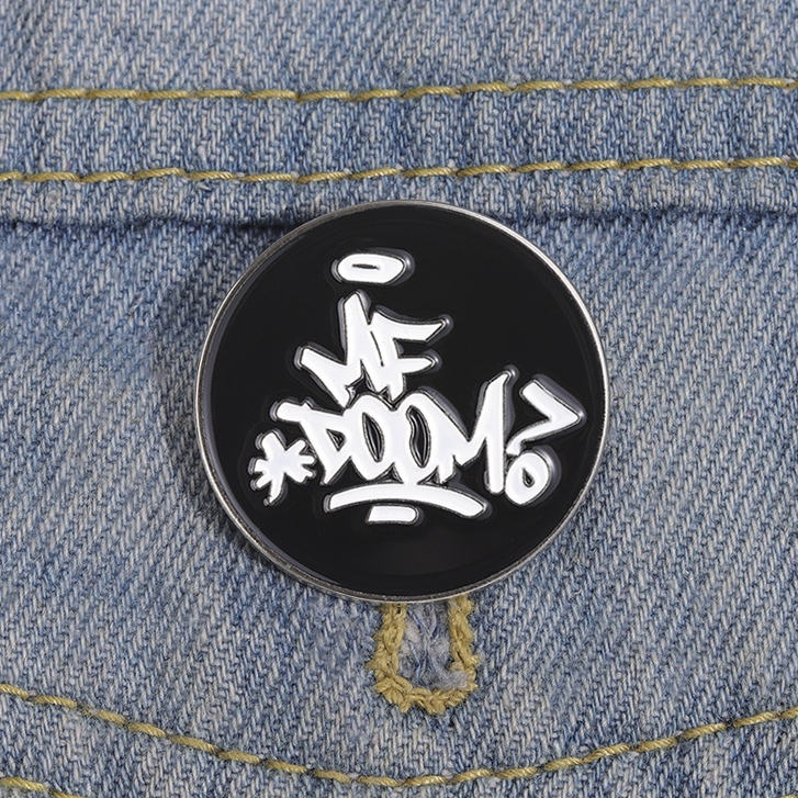 Mf DOOM Pins ฮิปฮอป เพลง เข็มกลัด โลหะ ตราแฟชั่น เครื่องประดับเสื้อผ้า กระเป๋าเป้สะพายหลัง ของขวัญ
