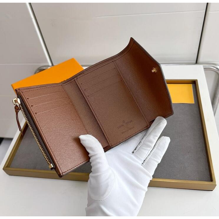 เหรียญผู ้ หญิงดันหัวเข ็ มขัดทองคุณภาพสูงกระเป ๋ าสตางค ์ สั ้ นพับได ้ พร ้ อมกล ่ อง