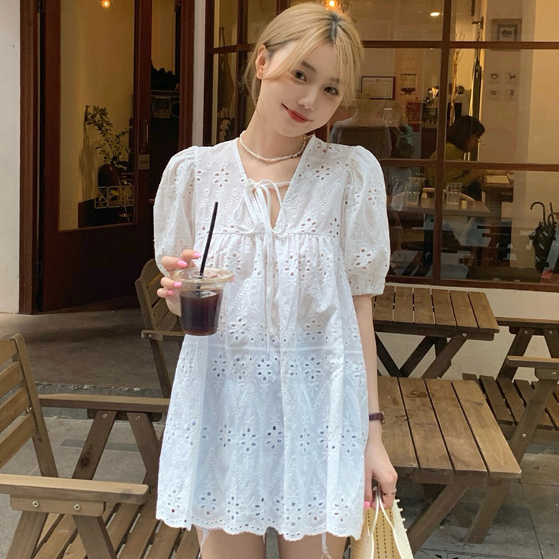 มินิเดรสสีขาว ผูกเชือกชุดมินิเดรสลําลอง คอวี แขนพัฟ แต่งลูกไม้ ทรงหลวม ระบายอากาศ สําหรับผู้หญิง