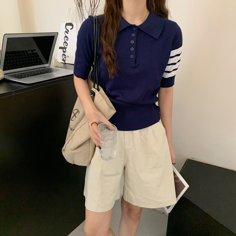 ZHELIHANGFEI เสื้อไหมพรมแขนสั้นแบบเกาหลีสำหรับผู้หญิง คอปกพับได้ เสื้อโปโล ดีไซน์แขนลายทาง สีน้ำเงินเข้มทำให้ดูขาวขึ้น