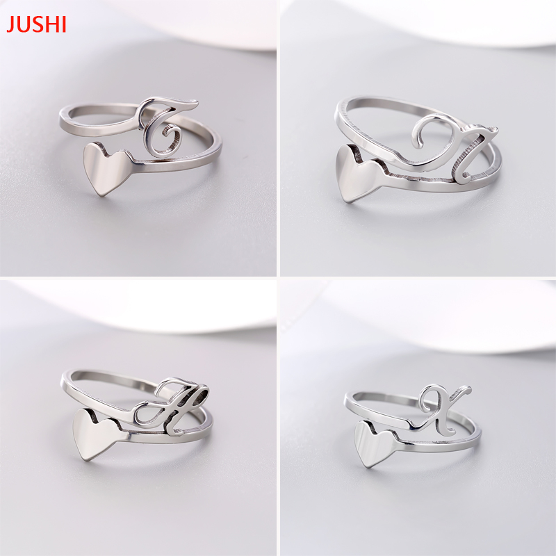 【JUSHI】แหวนสเตนเลส รูปตัวอักษร A-Z 26 ตัว สีเงิน เครื่องประดับแฟชั่น สําหรับผู้หญิง และผู้ชาย