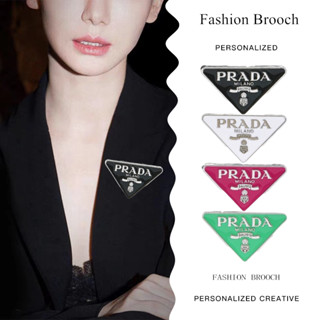 Prada เข็มกลัดโลหะ ทรงสามเหลี่ยม ลายตัวอักษร สีสันสดใส