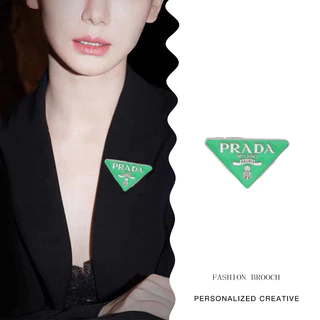 Prada เข็มกลัดโลหะ ทรงสามเหลี่ยม ลายตัวอักษร สีสันสดใส