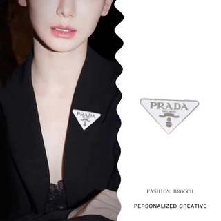 Prada เข็มกลัดโลหะ ทรงสามเหลี่ยม ลายตัวอักษร สีสันสดใส