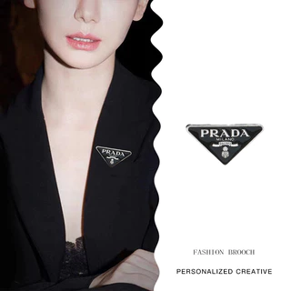 Prada เข็มกลัดโลหะ ทรงสามเหลี่ยม ลายตัวอักษร สีสันสดใส