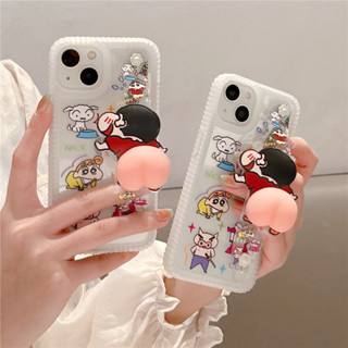 เคสโทรศัพท์มือถือ กันกระแทก ลายการ์ตูนชินจัง พร้อมสายคล้องข้อมือ สําหรับ iPhone14pro 13 12 pro max 11