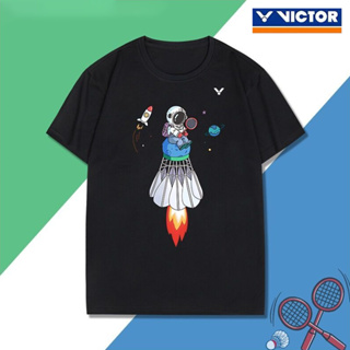 Victor 2023 ใหม่ เสื้อกีฬาลําลอง ระบายอากาศ ลายการ์ตูนนักบินอวกาศ แบดมินตันแห้งเร็ว เหมาะกับฤดูร้อน สําหรับผู้ชาย และผู้หญิง