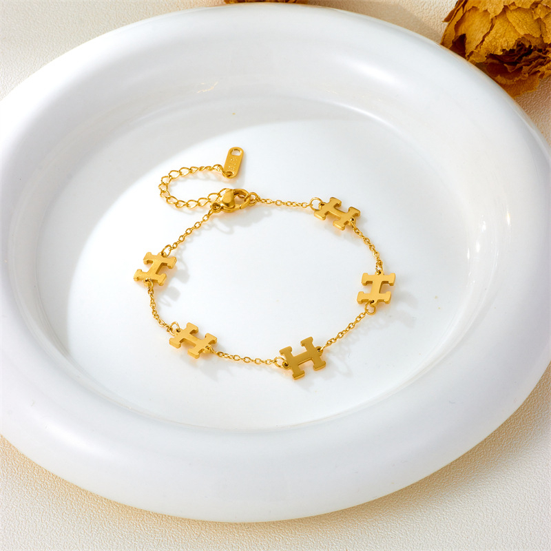 LAVINDE สร้อยข้อมือเหล็กไทเทเนียมหญิงสร้อยข้อมือทอง 18K Non-Fade Non-Black สร้อยข้อมือสุภาพสตรีหรูหราเครื่องประดับ H2L22