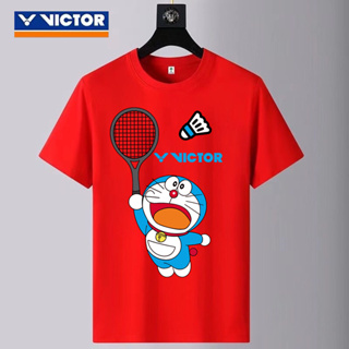 Victor 2023 ใหม่ เสื้อยืดกีฬาแบดมินตัน แห้งเร็ว ลาย "Doraemon" สําหรับผู้ชาย ผู้หญิง