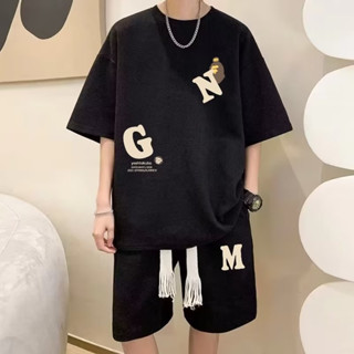 ชุดกีฬา เสื้อยืดคอกลม แขนสั้น พิมพ์ลายการ์ตูนวาฟเฟิล และตัวอักษร ทรงหลวม และกางเกงขาสั้น อเนกประสงค์ สไตล์เกาหลี เหมาะกับฤดูร้อน สําหรับผู้ชาย และผู้หญิง
