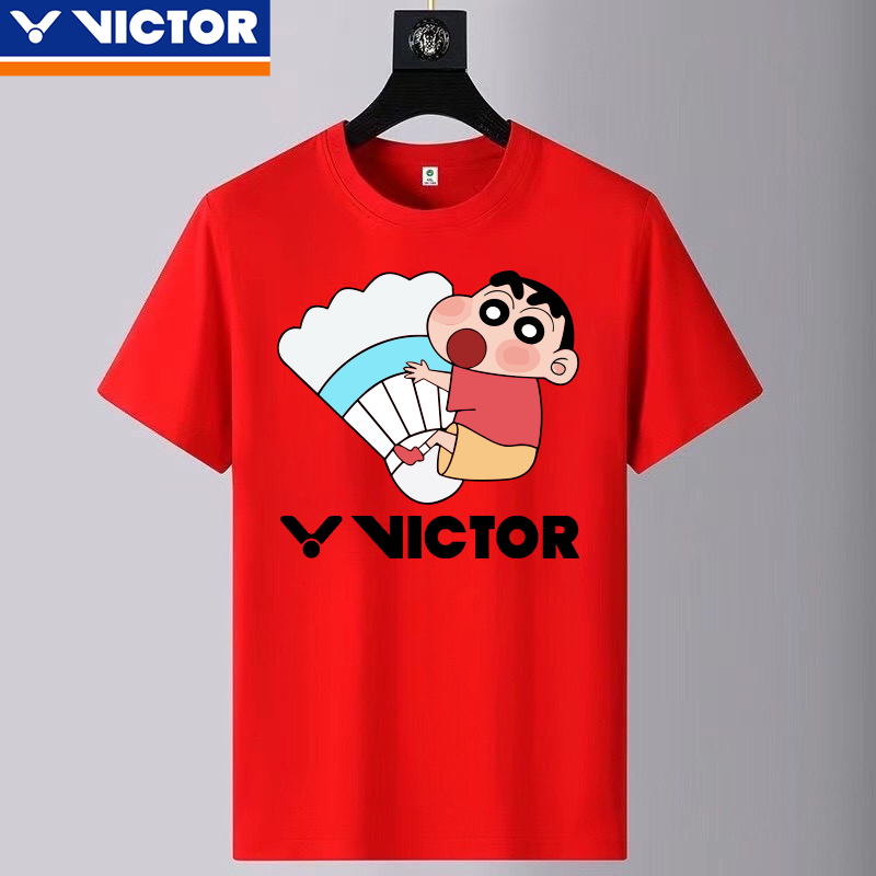 Victor's ใหม่ เสื้อยืดแบดมินตัน แขนสั้น กระโปรงสั้น ผู้ชายและผู้หญิง แห้งเร็ว ชุดกีฬาเทนนิส ชุดแข่งขันทีม Kobe สไตล์ "ชินจังจอมแก่น" รูปแบบวัฒนธรรมเสื้อยืด