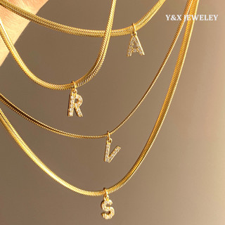 【Y&amp;X】สร้อยคอโซ่ทอง 18k จี้คริสตัล รูปตัวอักษร A-Z เครื่องประดับแฟชั่น สําหรับผู้หญิง