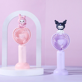 Sanrio G068-17 พัดลมตั้งโต๊ะ ขนาดเล็ก พกพาง่าย พร้อมไฟ Kuromi My Melody ลดเสียงรบกวน แบตเตอรี่ใช้งานได้นาน สําหรับห้องเรียน สํานักงาน