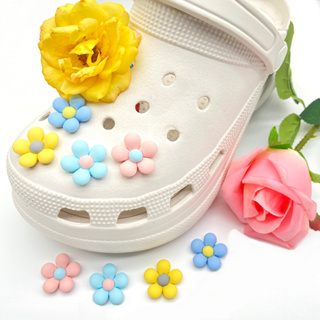 Jibbitz จี้ดอกไม้พลาสติก Crocs พร้อมหัวเข็มขัด อุปกรณ์เสริมสําหรับตกแต่งรองเท้า