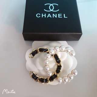 Chanel เข็มกลัด ประดับมุก สีดํา สีขาว สไตล์ใหม่ หรูหรา สําหรับผู้หญิง102115