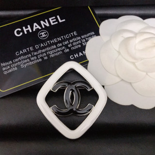 เข็มกลัด Chanel คุณภาพสูง สีดํา สีขาว สําหรับผู้หญิง103056