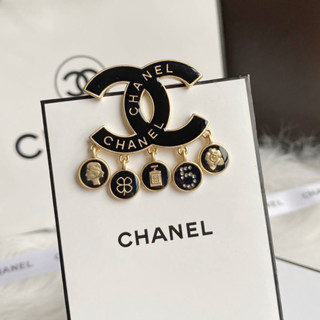 เข็มกลัด Chanel หรูหรา สีดํา สีทอง สําหรับผู้หญิง101671