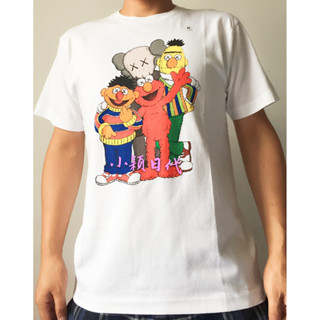 Uniqlo เสื้อยืดแขนสั้น พิมพ์ลาย KAWS X Sesame Street แฟชั่นสําหรับผู้ชาย 411140