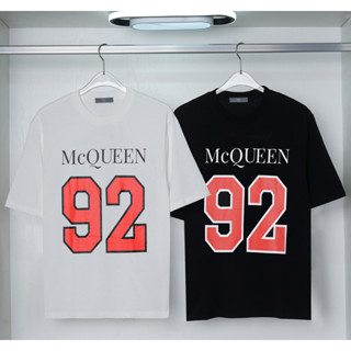 Alexander Mcqueen เสื้อยืดแขนสั้น ผ้าฝ้าย พิมพ์ลาย แฟชั่น สําหรับทุกเพศ