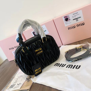 Miumiu Influencer กระเป๋าสะพายไหล่ ทรงโบว์ลิ่ง