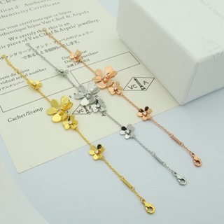 [Fashion Jewelry] ใหม่ สร้อยข้อมือแฟชั่น ลายดอกไม้คู่ สามสี โลโก้ V&amp;CA สไตล์คลาสสิก 2023