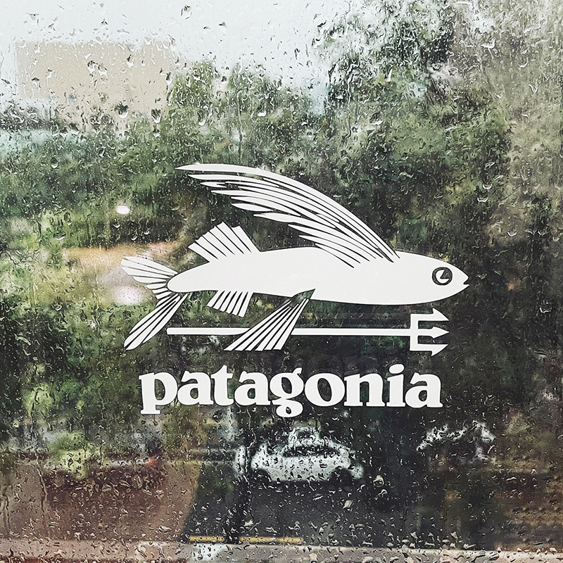 [P-A722] สติ๊กเกอร์แคมป์ปิ้งกลางแจ้ง Patagonia Patagonia สติ๊กเกอร์ติดรถยนต์สะท้อนแสงกระเป๋าเดินทางแชสซีสติกเกอร์รถจักรยานยนต์กันน้ํา