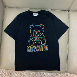 Moschino เสื้อยืด คอกลม แขนสั้น พิมพ์ลายหมีน้อย ทรงหลวม แฟชั่นฤดูร้อน สําหรับผู้หญิง และผู้ชาย