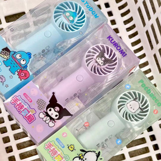 【ฟรีสติกเกอร์】พัดลมมือถือ ลายตัวละคร Sanrio Kuromi My Melody Pochacco Cinnamoroll Hangyodon Piano น่ารัก พร้อมเชือกเส้นเล็ก แบบพกพา สําหรับสํานักงาน กลางแจ้ง
