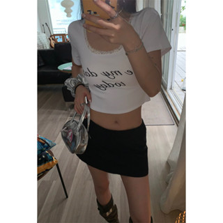 【JMWOMEN】เสื้อยืดแขนสั้น คอยู พิมพ์ลายตัวอักษร แต่งลูกไม้ สําหรับผู้หญิง
