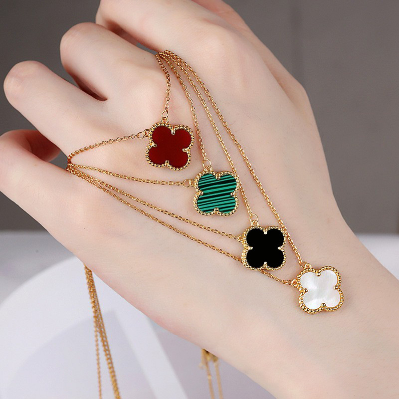 อร่อยคลาสสิกที่มีสีสันสองด้านสี่โคลเวอร์จี้สร้อยคอสแตนเลสสร้อยคอกันน้ําและป้องกันสนิม
