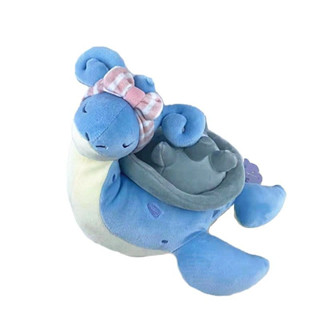 หมอนตุ๊กตานุ่ม รูปการ์ตูนไดโนเสาร์ โปเกม่อน Lapras Bow Headwear Kawaii ขนาด 25 ซม. เหมาะกับของขวัญคริสต์มาส สําหรับเด็ก