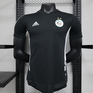 เสื้อกีฬาแขนสั้น ลายทีมชาติฟุตบอลชั้นนํา Algeria Black Player Edition 2023 2024