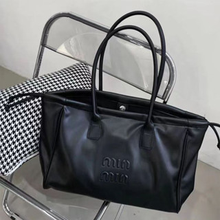 👜พร้อมส่ง👜 สีดํา สไตล์เรโทร กระเป๋าสะพายไหล่ PU นุ่ม กระเป๋าผ้าสะพายข้างแฟชั่น ใช้เป็นกระเป๋าถือหรือสะพายข้างใส่เอกสารใส่ไอแพดได้